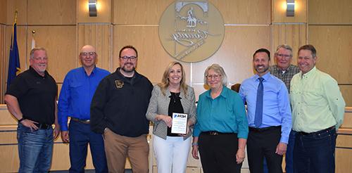 Photo: 澳门新甫京娱乐游戏在线下载's Dr. Amber Donelli, holding award poses with members of the Nevada Emergency Preparedness Association and Elko officials.